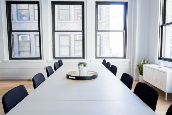 Salle de réunion d’un cabinet d’avocats : la rémunération des associés de SELARL imposée en BNC