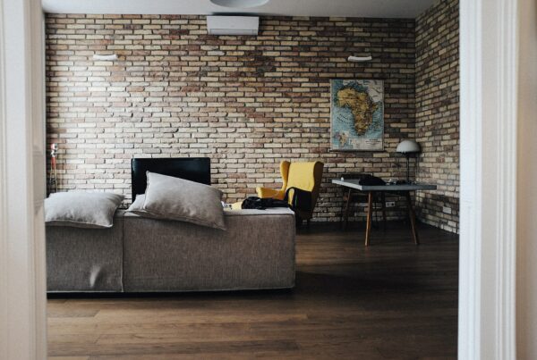Appartement meublé avec salon et mur de briques : la location meublée en LMNP