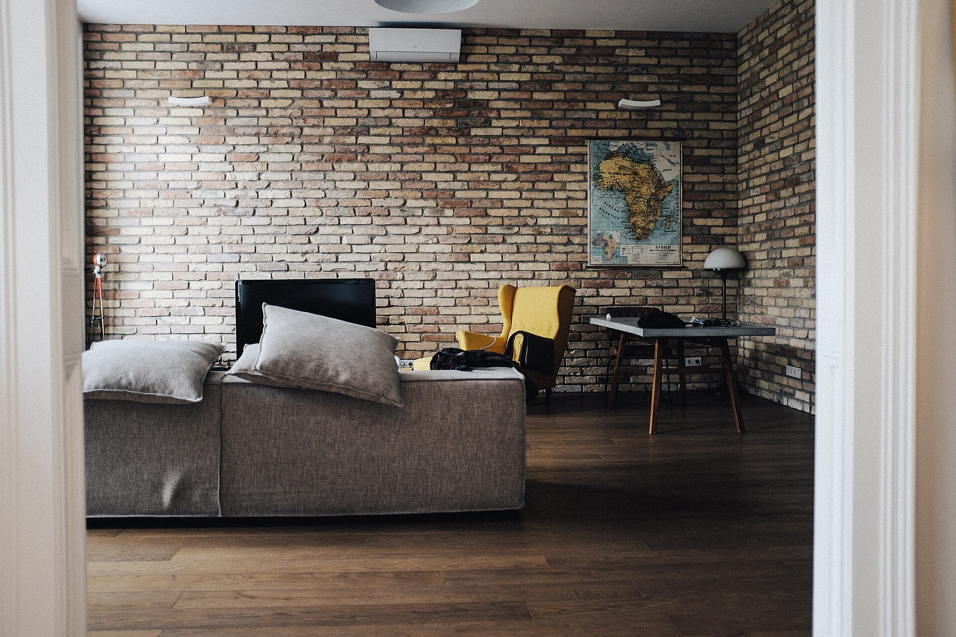 Appartement meublé avec salon et mur de briques : la location meublée en LMNP