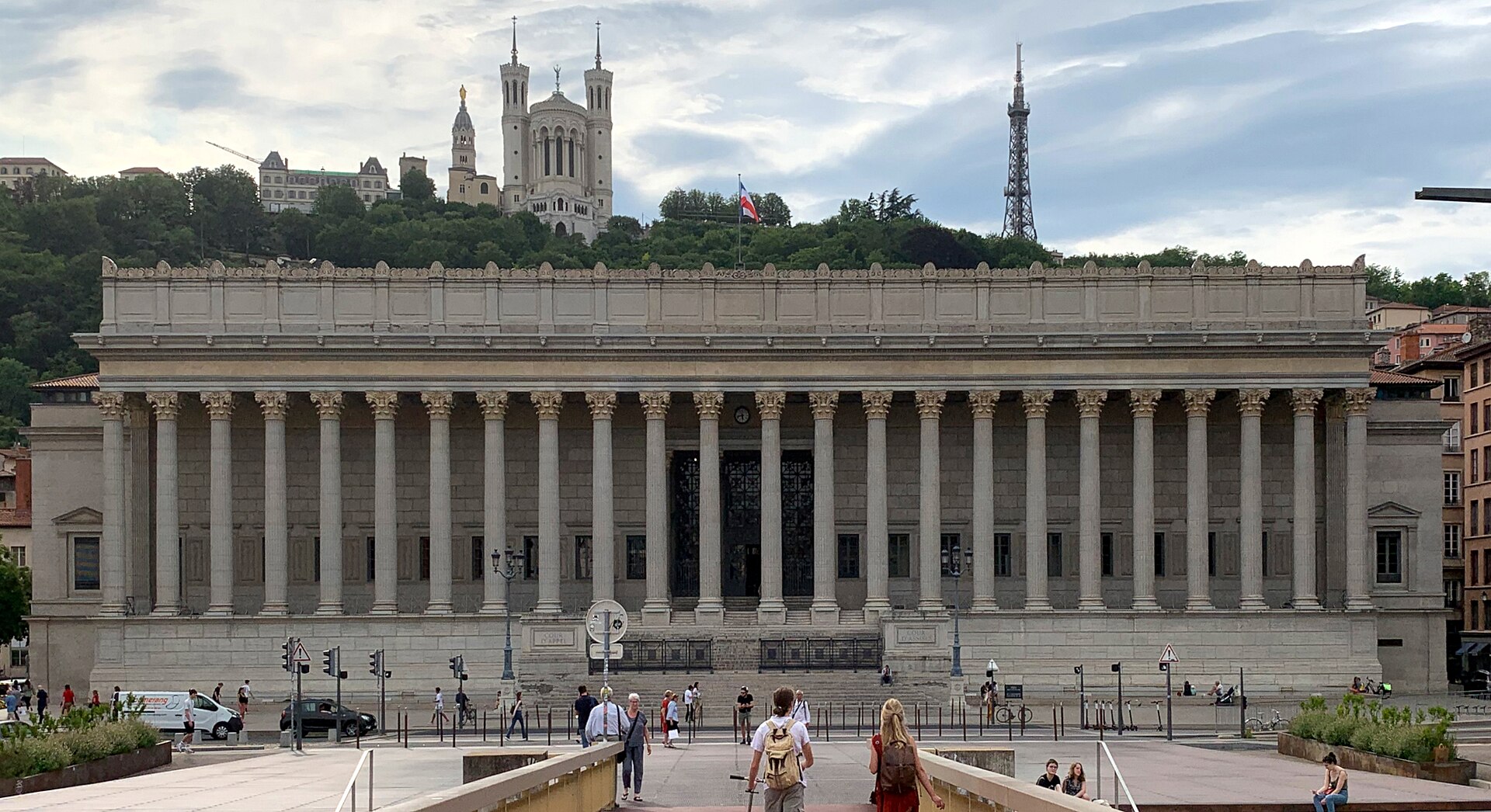 Palais de justice historique de Lyon, dit des 24 colonnes, siège de la cour d’appel, devant la colline de Fourvière