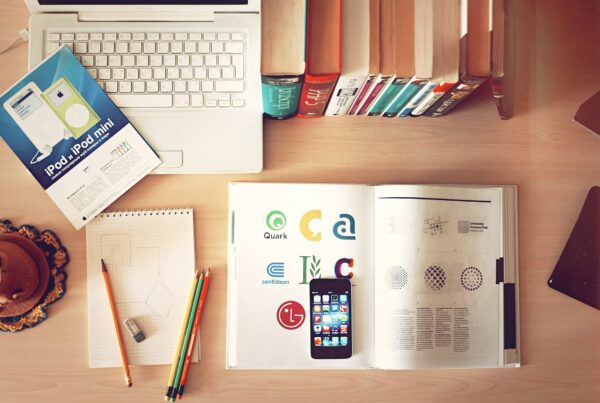 Bureau avec ordinateur portable et téléphone : la comptabilité Pennylane pour les avocats